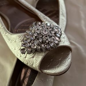 Badgley Mischka Taft Flat Ivory Embossed Satin 9.5 Bridal Rhinestone Peep toe